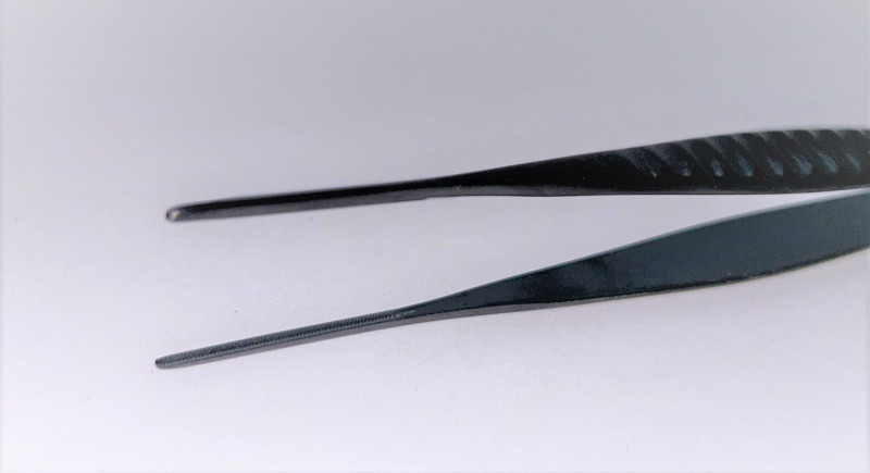 Пинцет атравматический по DeBarky размер 16 см 6 3/4" ширина 1.5MM. Покрытие AlTiN черного чвета.